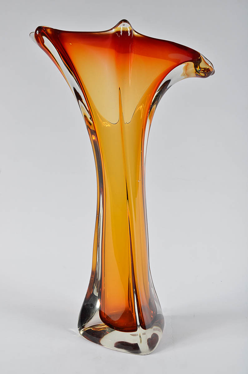Vaso de murano nas cores vermelho e âmbar degradé. Alt. 57 cm.