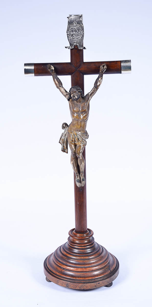 Crucifixo de madeira nobre com figura de Cristo ricamente entalhada...