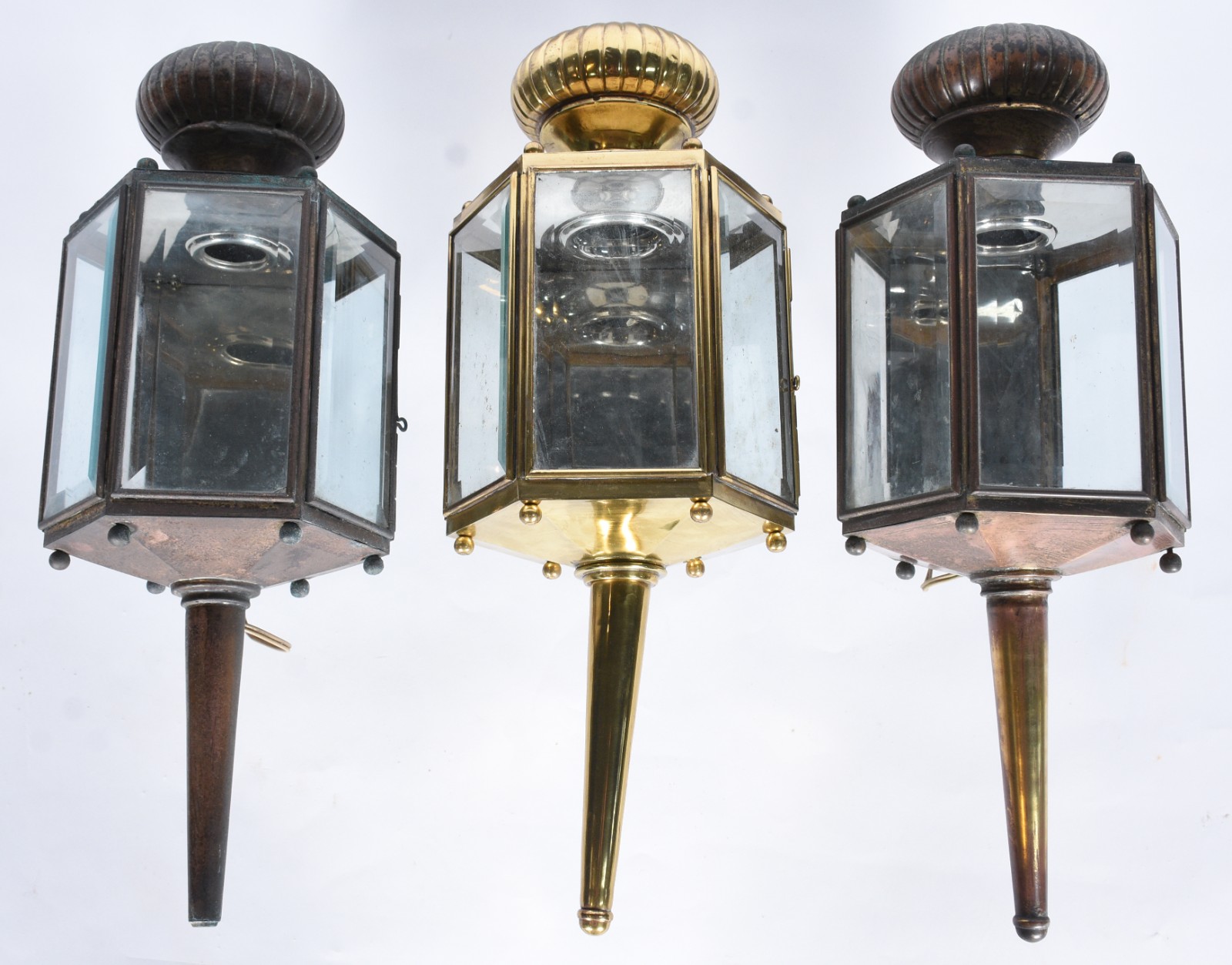 Três lanternas de metal com vidros bisotados (duas delas com metal... - foto 1 de 8
