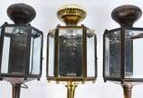 Três lanternas de metal com vidros bisotados (d... - Três lanternas de metal com vidros bisotados (duas delas com metal oxidado).