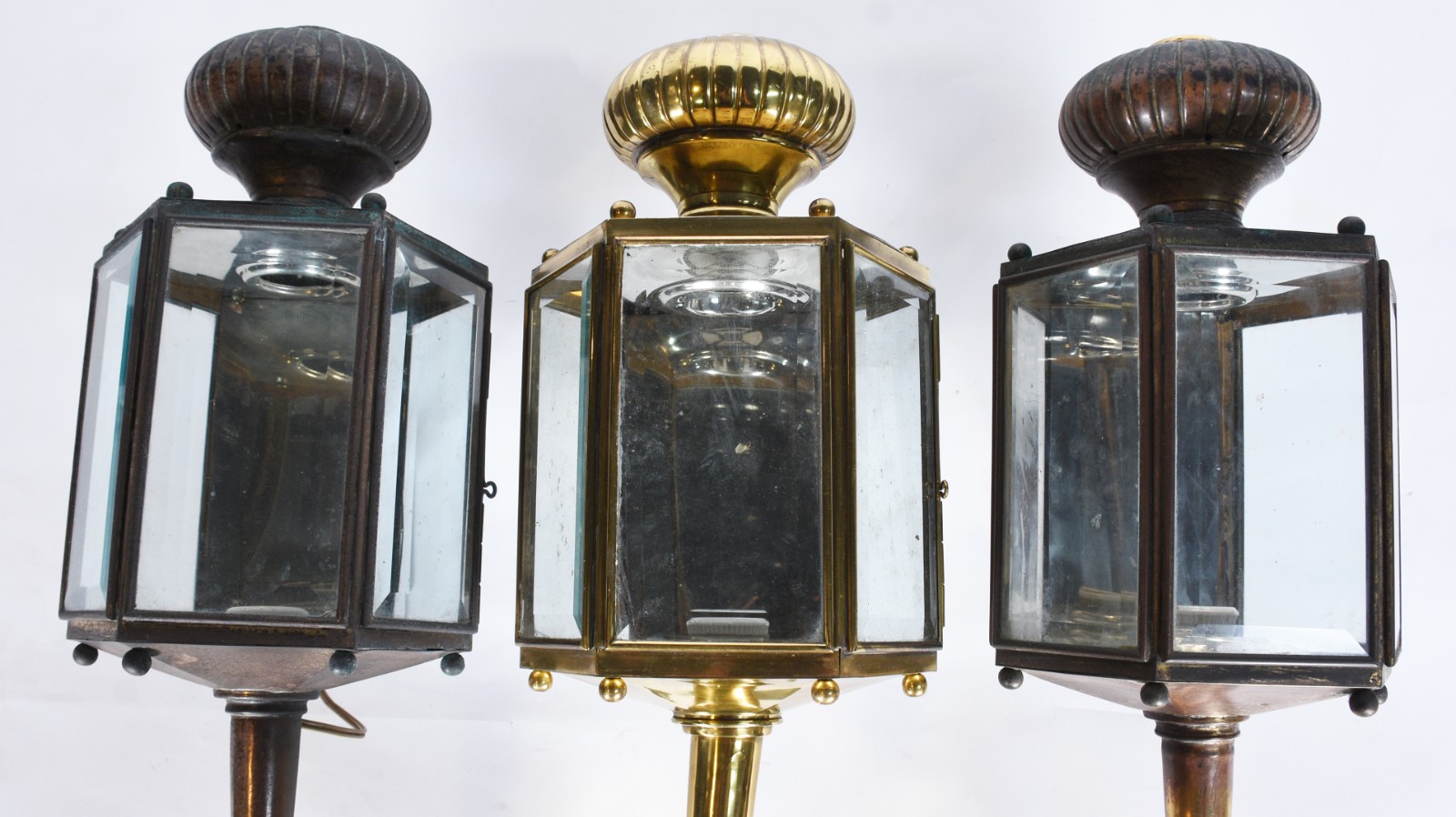 Três lanternas de metal com vidros bisotados (duas delas com metal... - foto 2 de 8