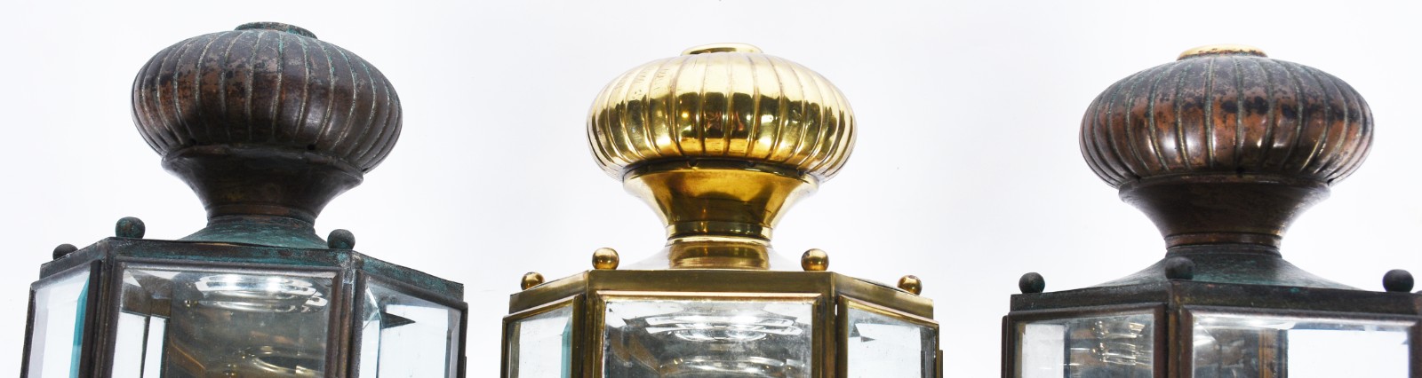 Três lanternas de metal com vidros bisotados (duas delas com metal... - foto 3 de 8