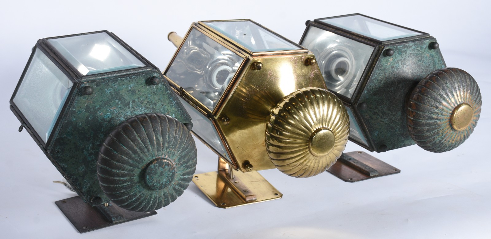 Três lanternas de metal com vidros bisotados (duas delas com metal... - foto 4 de 8