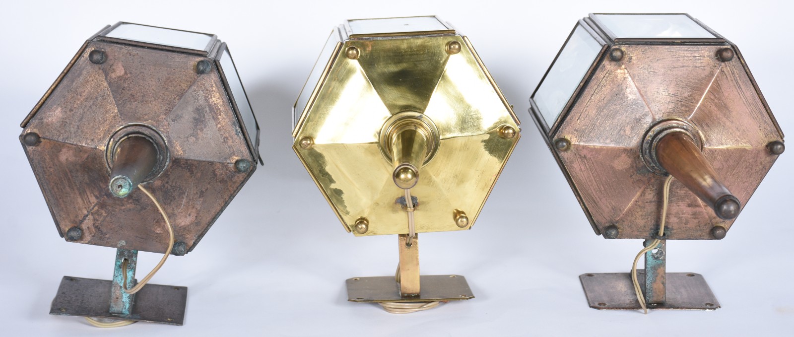 Três lanternas de metal com vidros bisotados (duas delas com metal... - foto 5 de 8