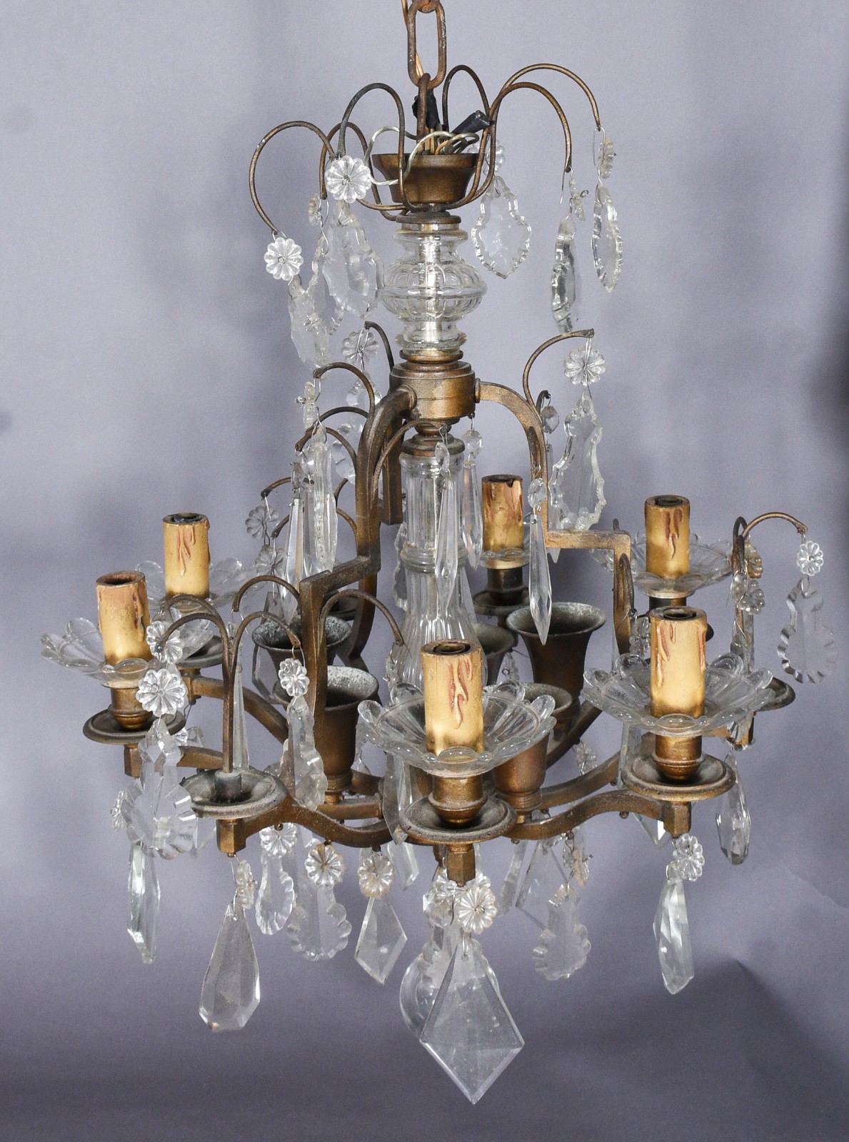 Lustre para 6 luzes com estrutura de metal dourado e placas de... - foto 1 de 6
