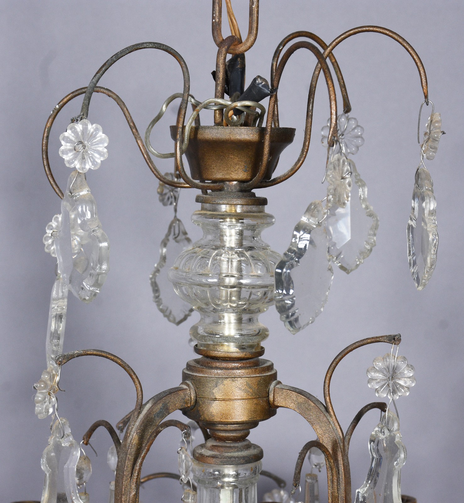 Lustre para 6 luzes com estrutura de metal dourado e placas de... - foto 2 de 6
