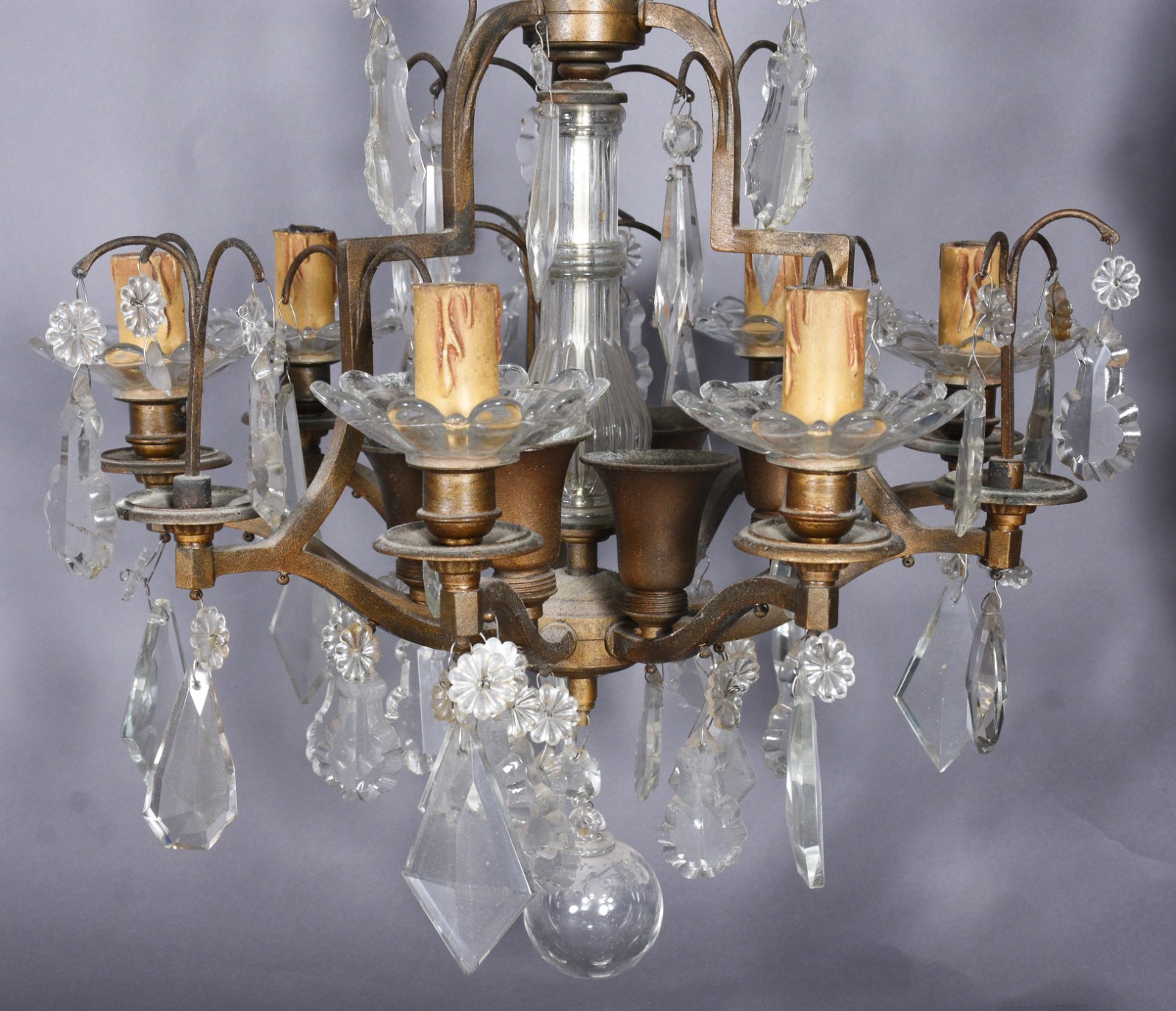 Lustre para 6 luzes com estrutura de metal dourado e placas de... - foto 3 de 6