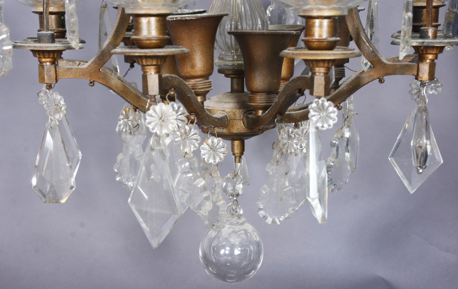 Lustre para 6 luzes com estrutura de metal dourado e placas de... - foto 4 de 6