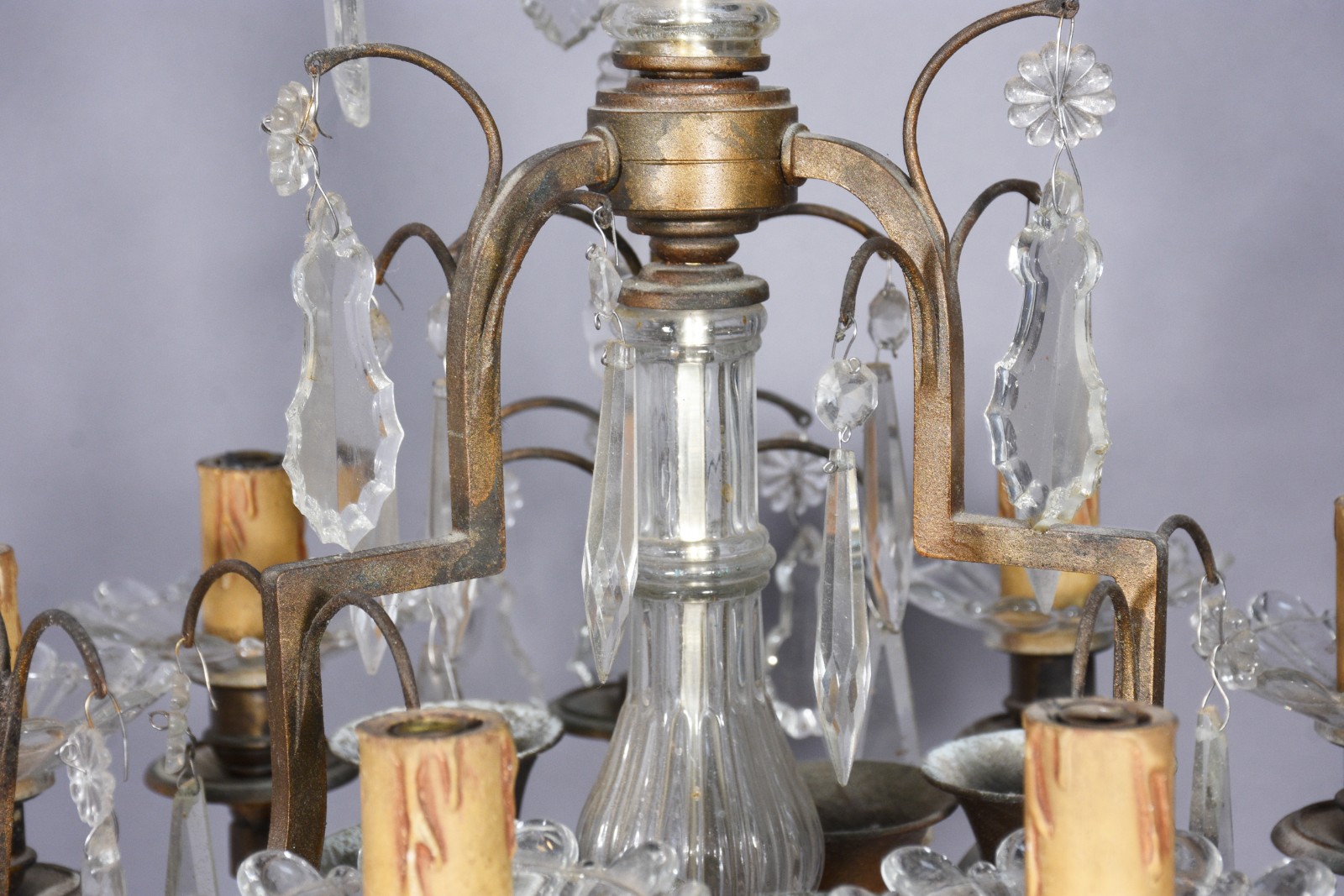 Lustre para 6 luzes com estrutura de metal dourado e placas de... - foto 5 de 6