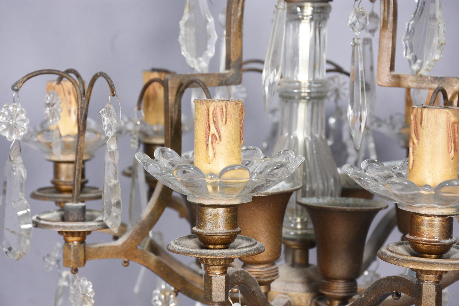 Lustre para 6 luzes com estrutura de metal dourado e placas de... - foto 6 de 6