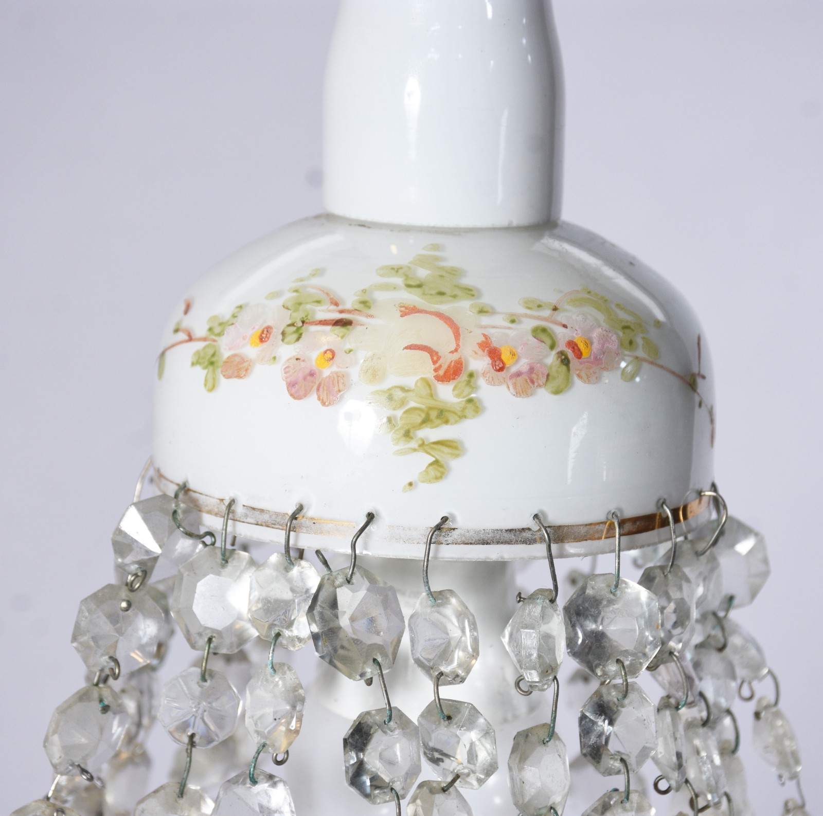 Lustre de vidro leitoso com flores em policromia e detalhes em... - foto 2 de 6