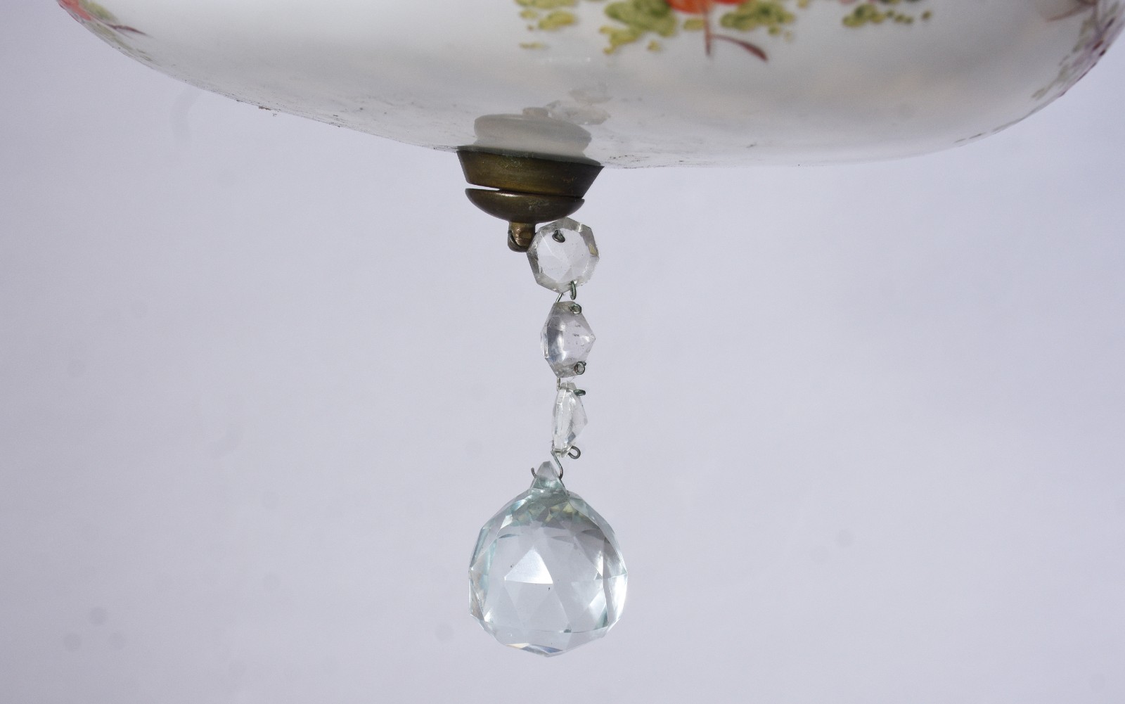 Lustre de vidro leitoso com flores em policromia e detalhes em... - foto 3 de 6