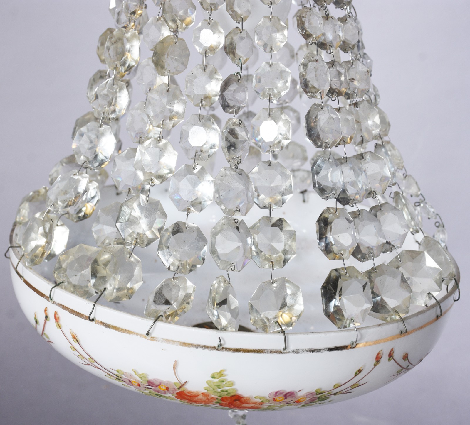 Lustre de vidro leitoso com flores em policromia e detalhes em... - foto 4 de 6