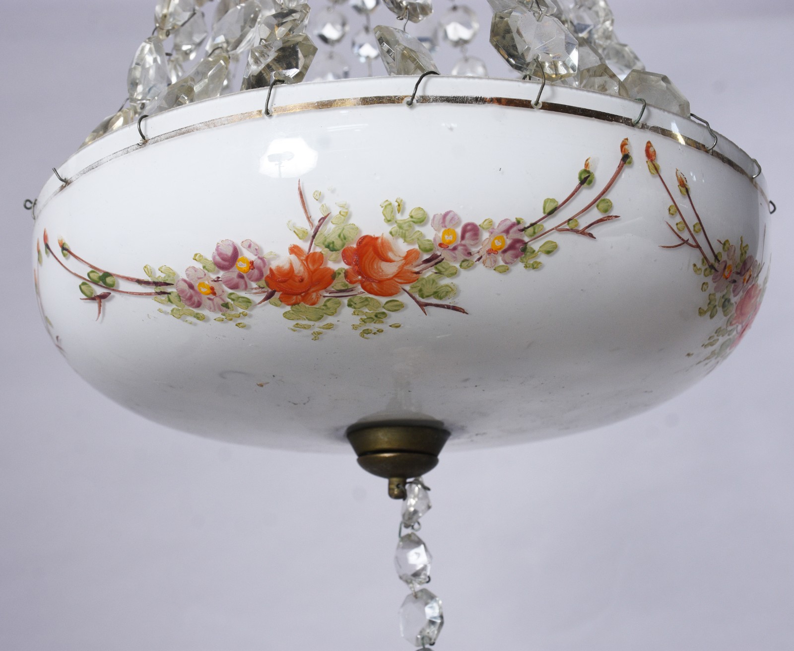 Lustre de vidro leitoso com flores em policromia e detalhes em... - foto 5 de 6