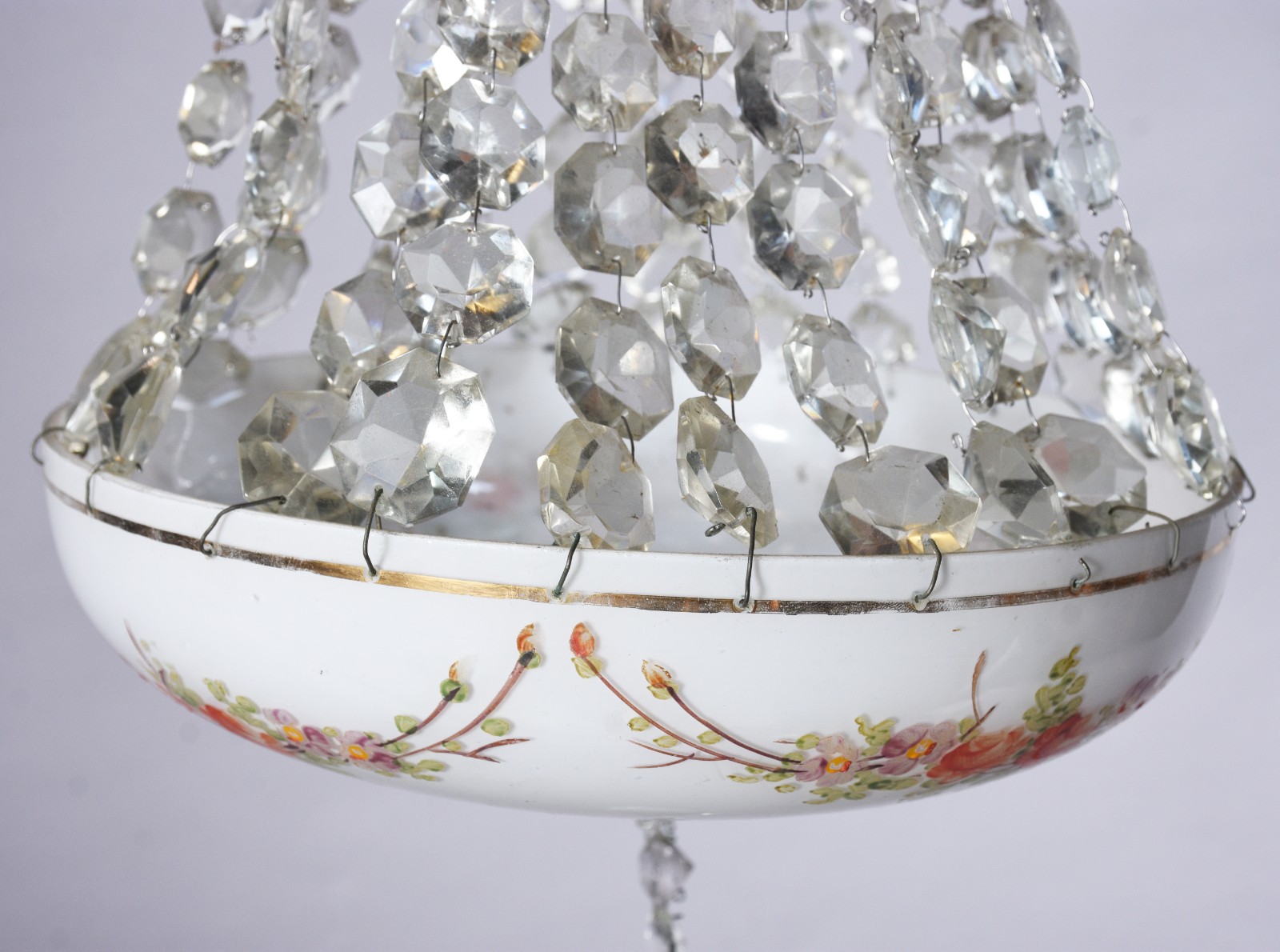 Lustre de vidro leitoso com flores em policromia e detalhes em... - foto 6 de 6