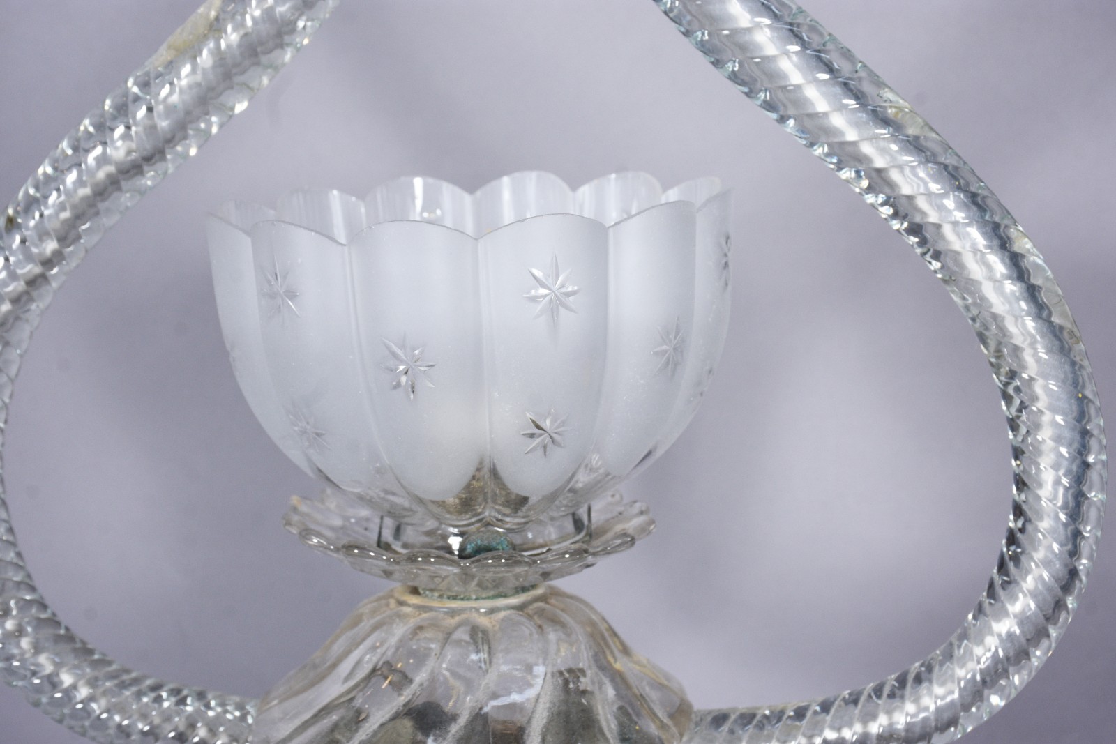 Lustre de cristal com duas hastes recurvas unidas por peça central... - foto 4 de 5