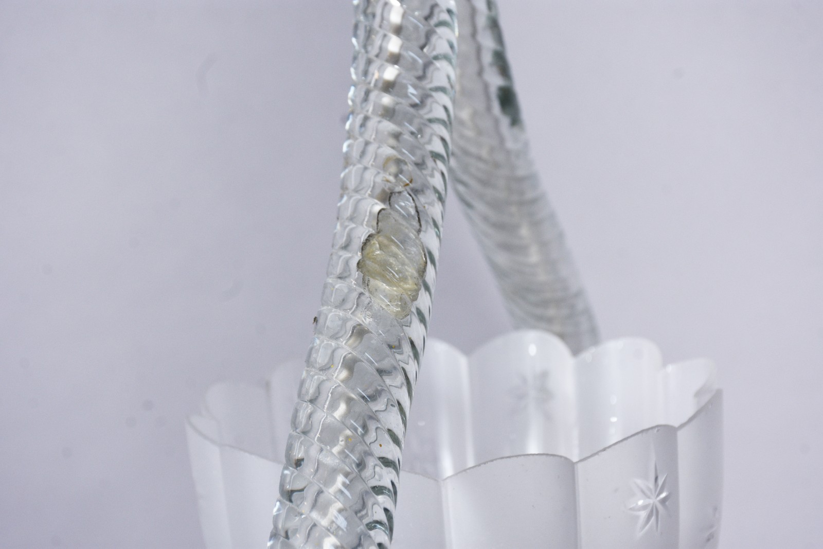 Lustre de cristal com duas hastes recurvas unidas por peça central... - foto 5 de 5
