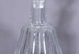 Baccarat (1764),  - Garrafa de cristal francês, lapidada em facetas em forma piramidal. Marca da cristallerie na base.