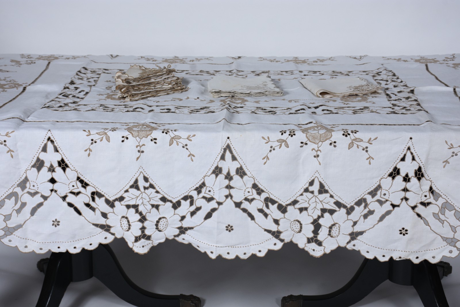 Toalha de mesa de linho bege com bordados e vazados, acompanham 12... - foto 8 de 8