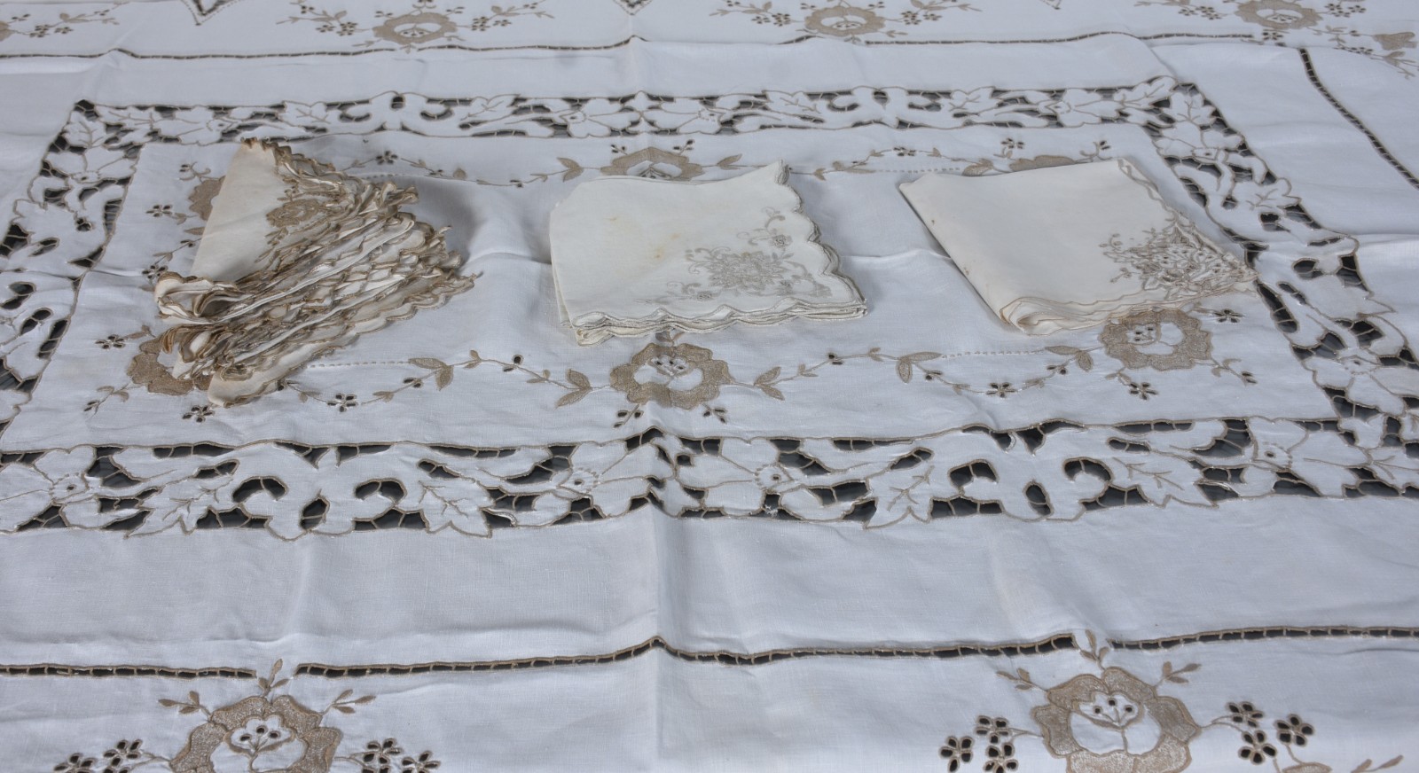 Toalha de mesa de linho bege com bordados e vazados, acompanham 12... - foto 7 de 8
