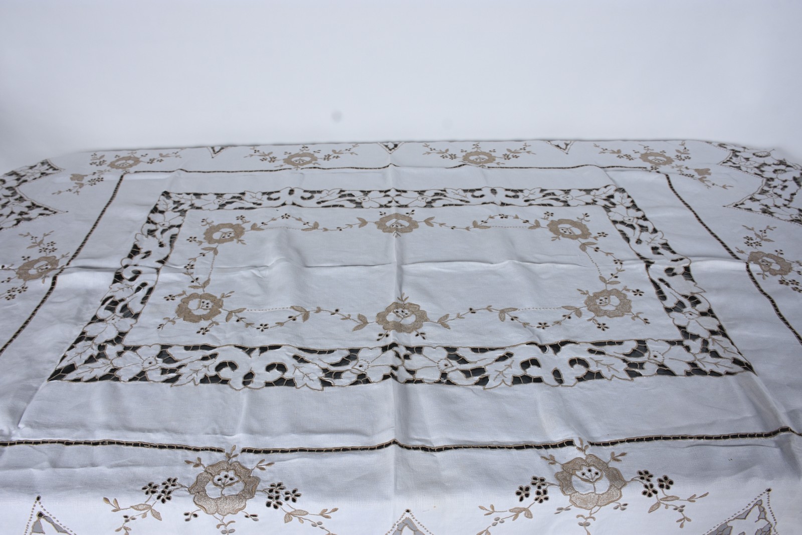 Toalha de mesa de linho bege com bordados e vazados, acompanham 12... - foto 4 de 8
