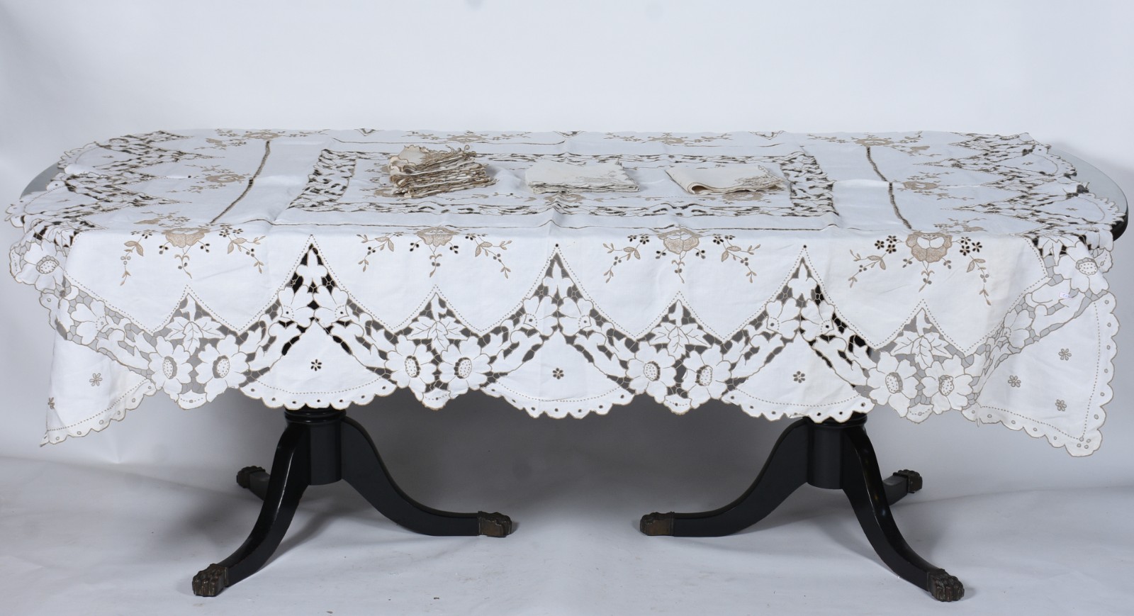 Toalha de mesa de linho bege com bordados e vazados, acompanham 12... - foto 2 de 8
