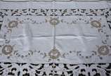 Toalha de mesa de linho bege com bordados e vaz... - Toalha de mesa de linho bege com bordados e vazados, acompanham 12 guardanapos.