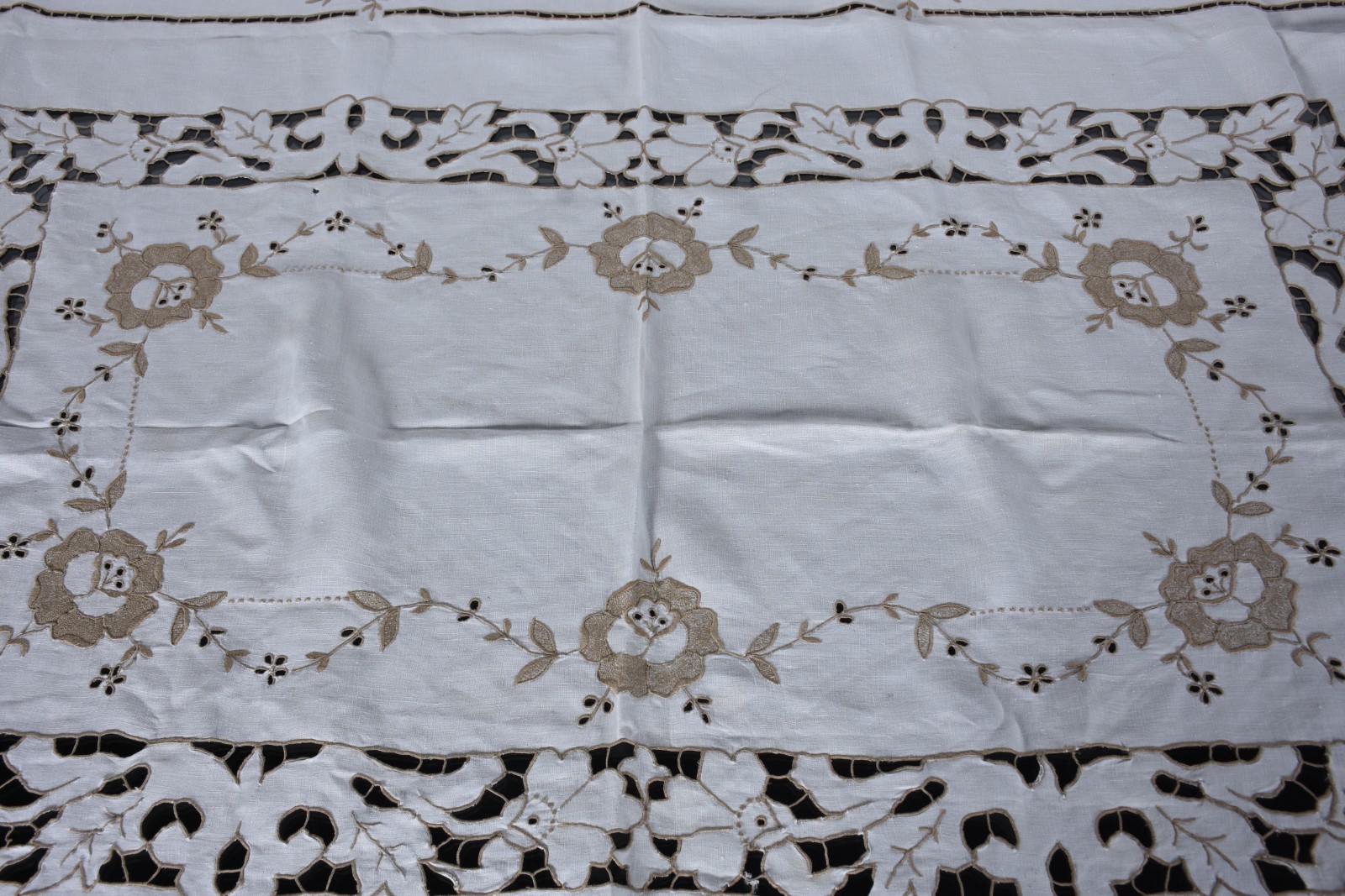 Toalha de mesa de linho bege com bordados e vazados, acompanham 12... - foto 1 de 8