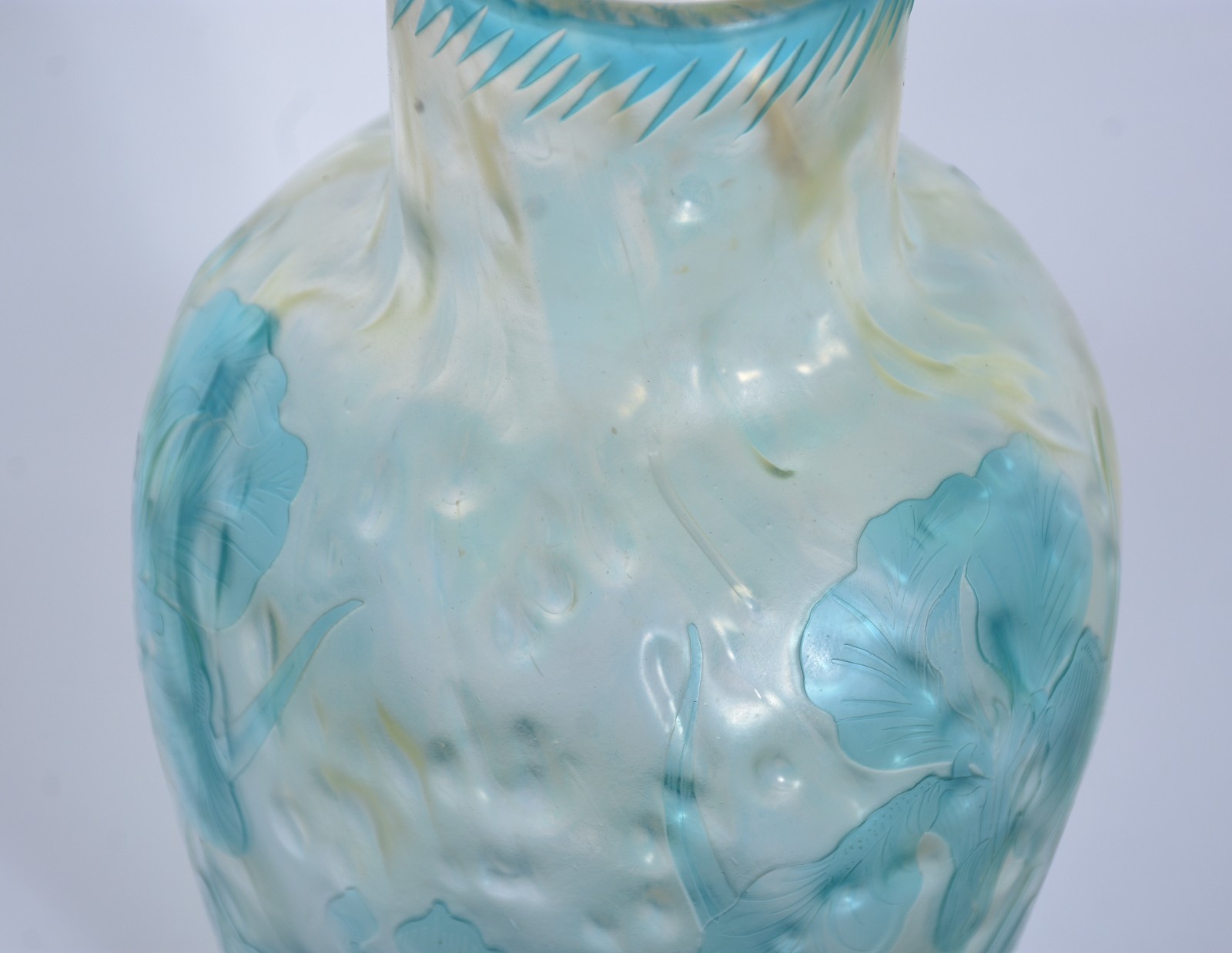 Vaso de cristal francês Art Noveau decorado com flores acidadas em... - foto 2 de 6