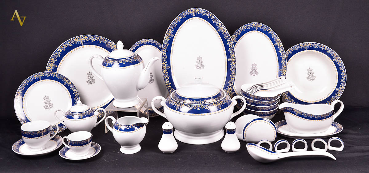 Aparelho de jantar, chá e café em porcelana europeia, composto de: 12...