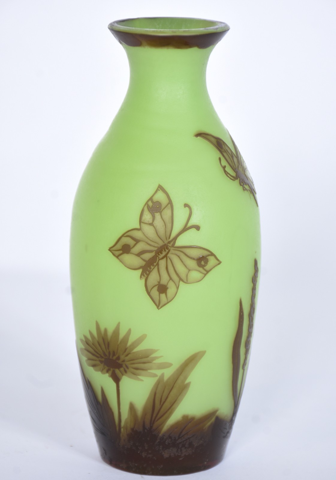 Vaso de pasta de vidro europeia com fundo verde e folhagens com... - foto 2 de 8