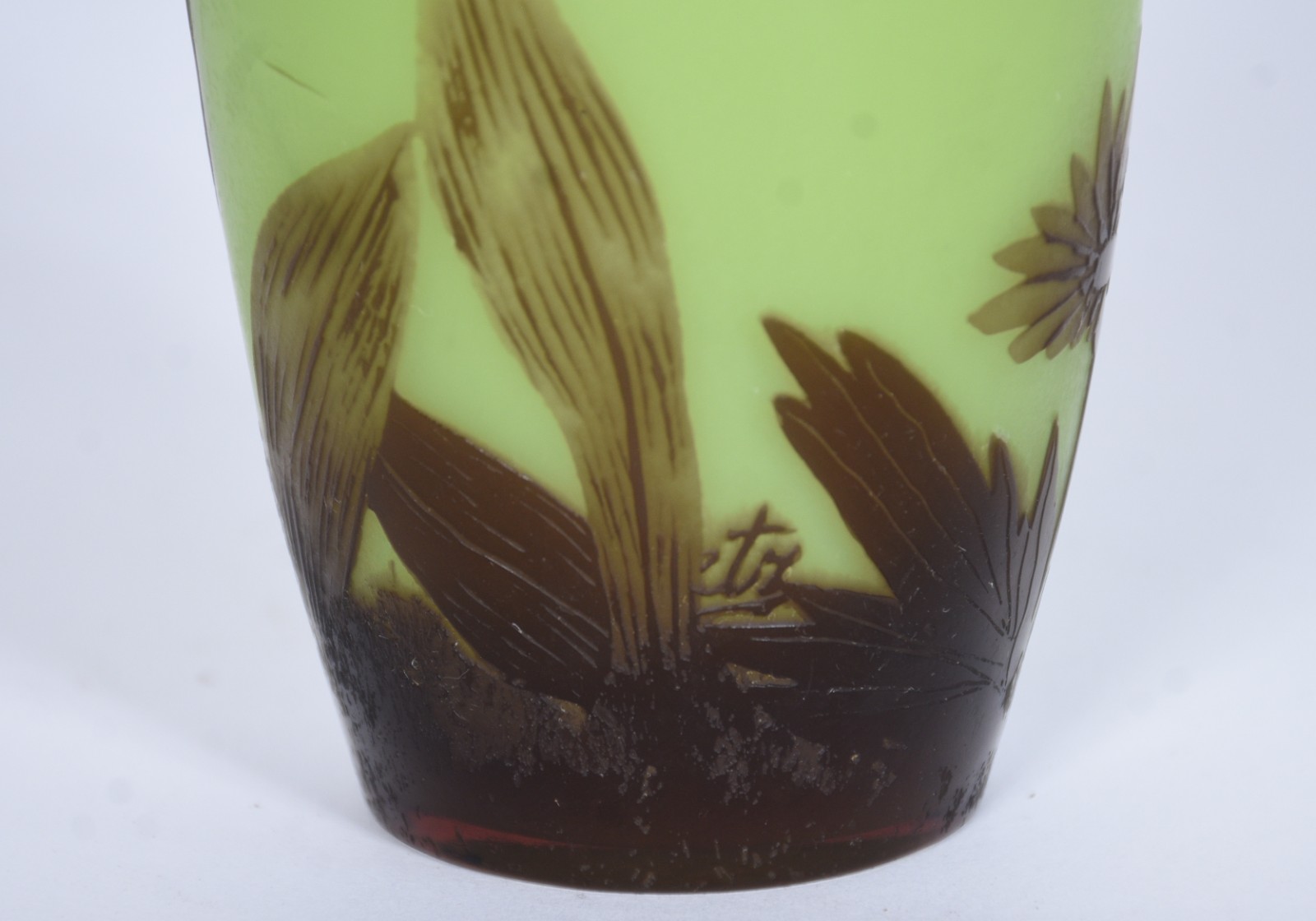Vaso de pasta de vidro europeia com fundo verde e folhagens com... - foto 3 de 8
