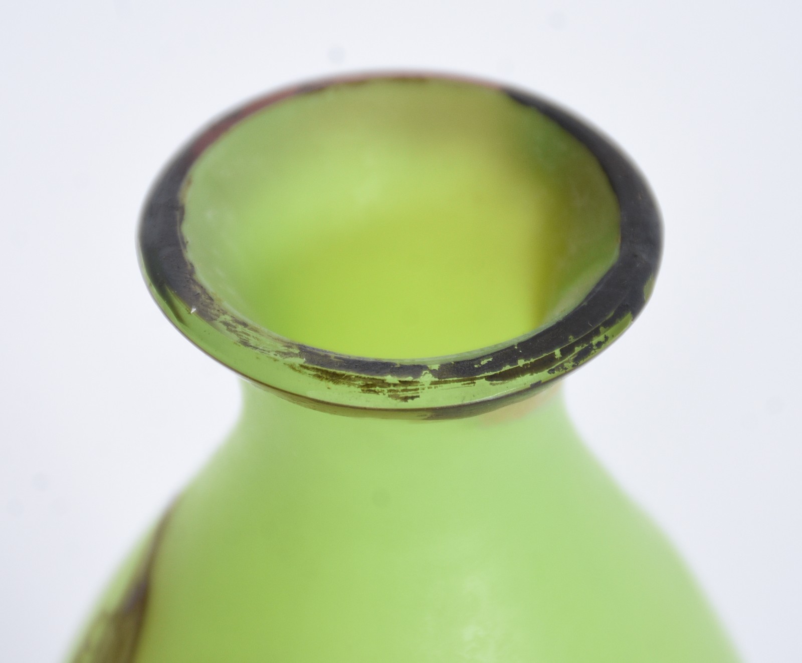 Vaso de pasta de vidro europeia com fundo verde e folhagens com... - foto 6 de 8