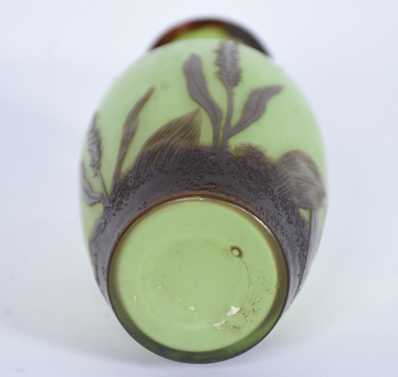 Vaso de pasta de vidro europeia com fundo verde e folhagens com... - foto 7 de 8