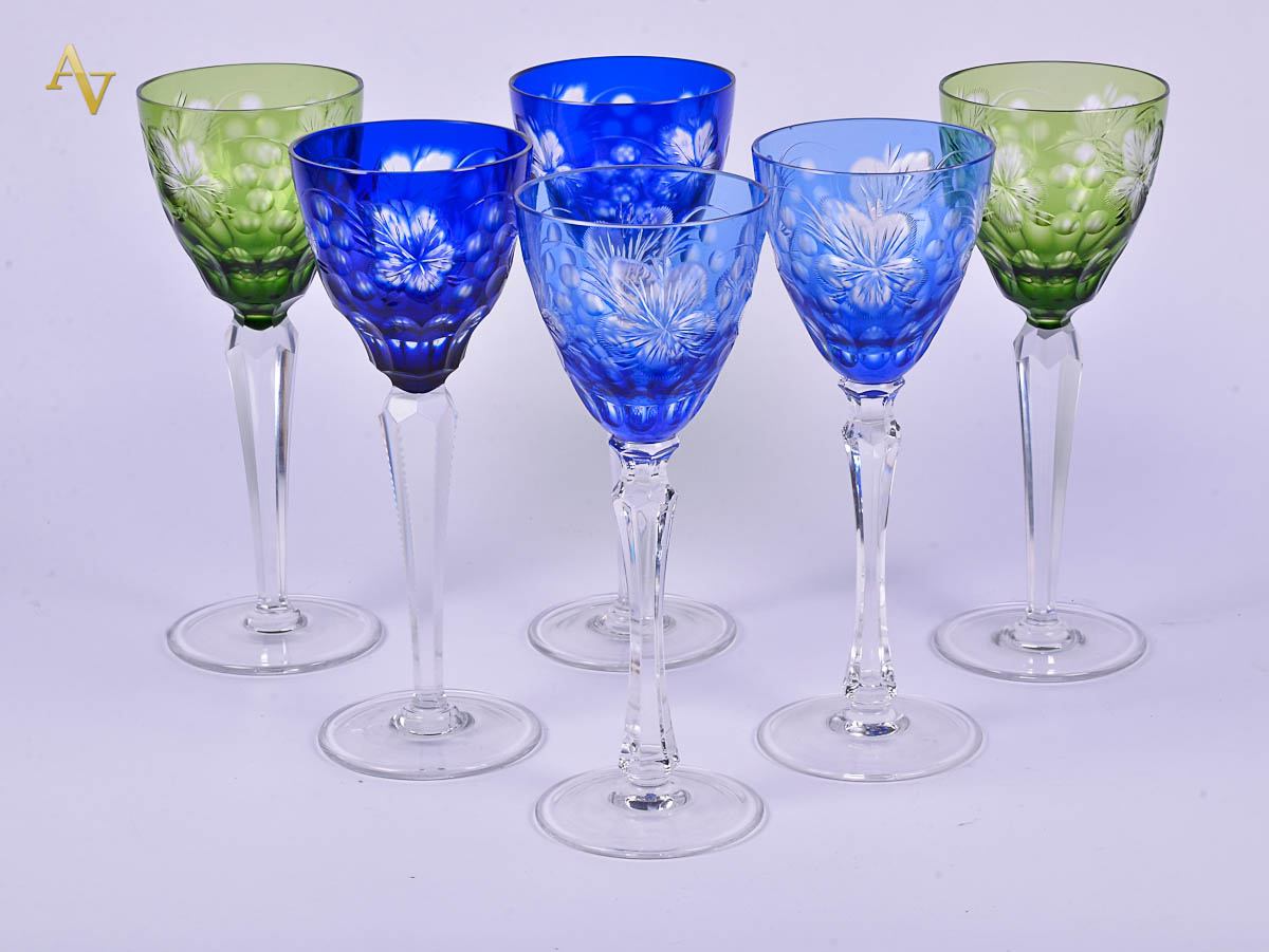 Seis cálices para vinho de cristal lapidado com flores, pés altos...