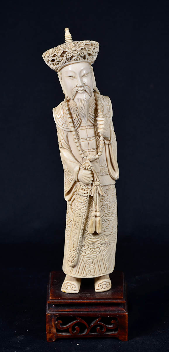 Estatueta de marfim repres. Figura masculina, base de madeira. Alt...