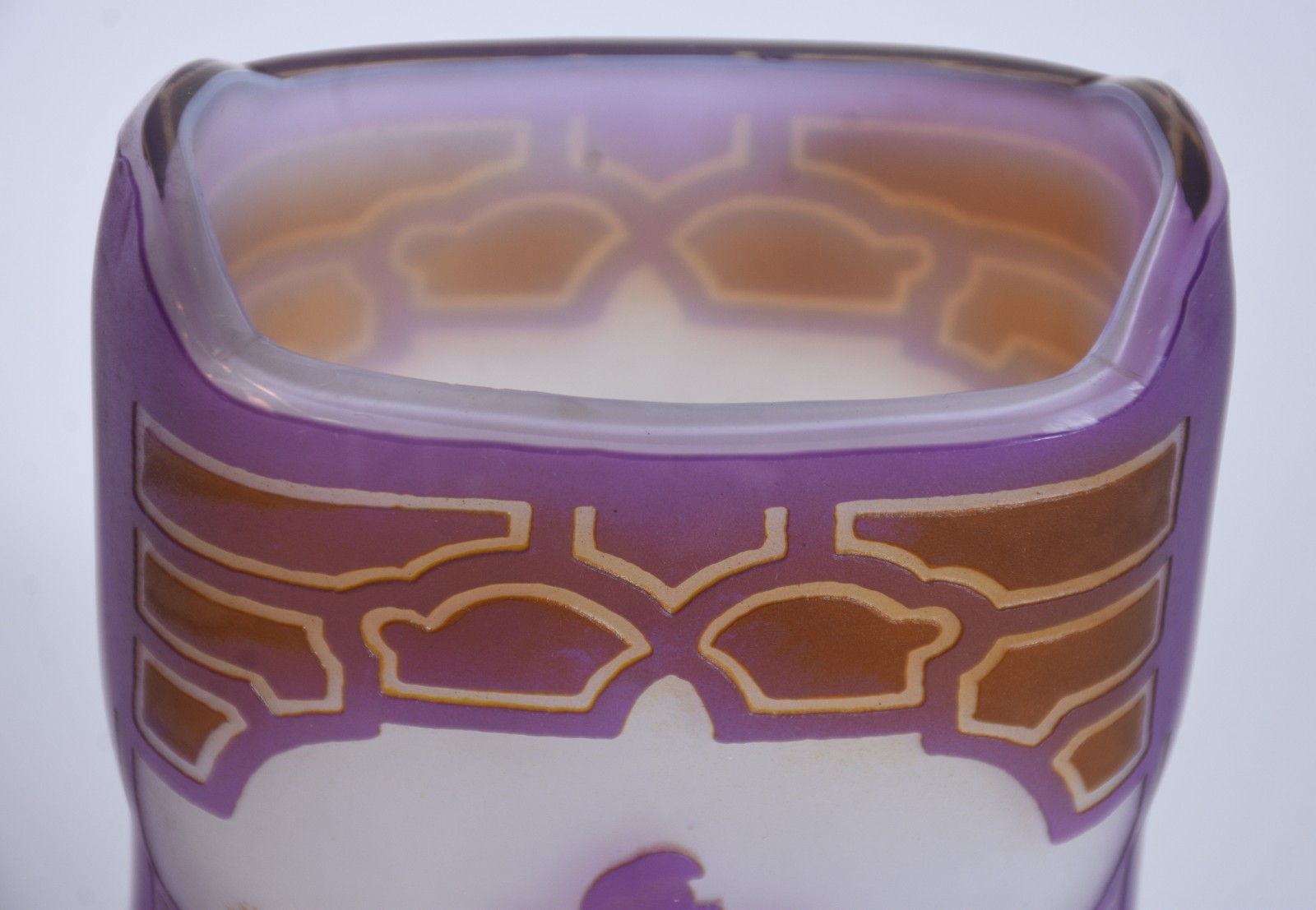 Vaso de pasta de vidro ART NOUVEAU decorado com flores na cor lilás e... - foto 5 de 6