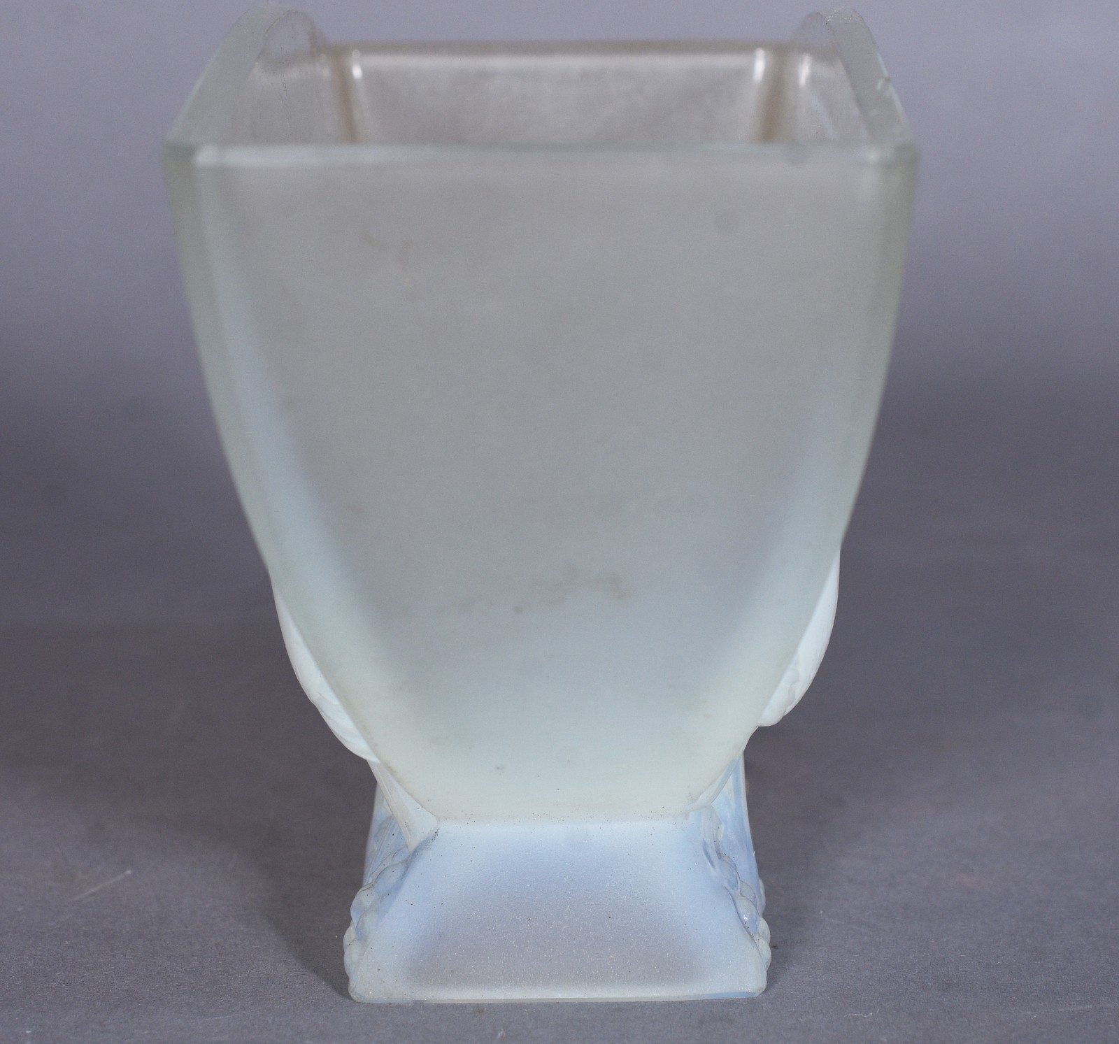 Floreira de cristal frances opalescente com base na forma de... - foto 2 de 8