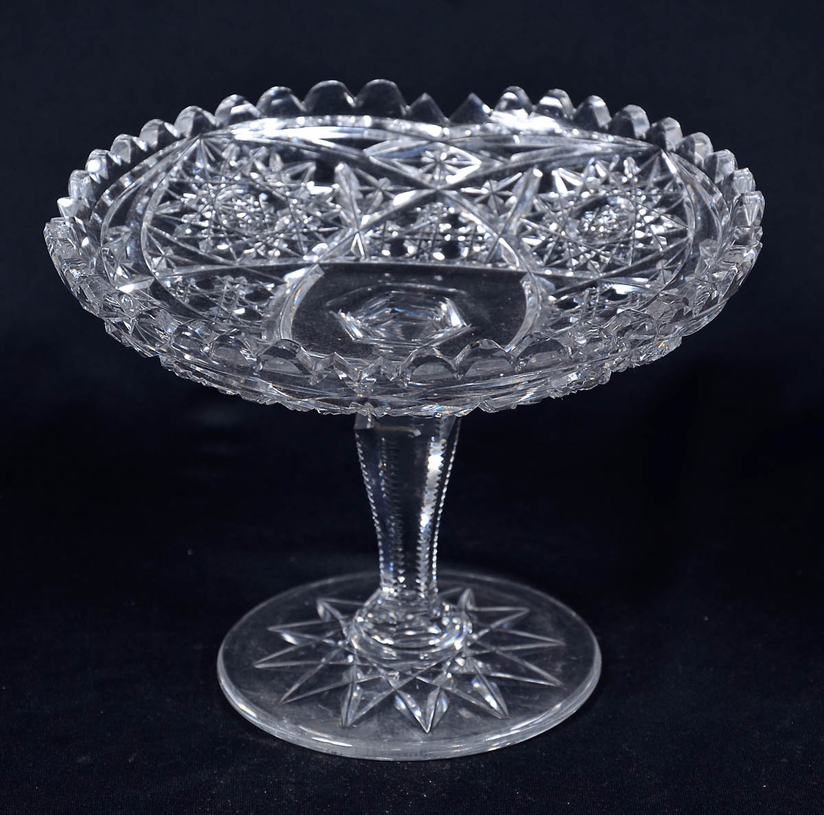 Uveira de cristal europeu lapidado. Alt. 13 cm.