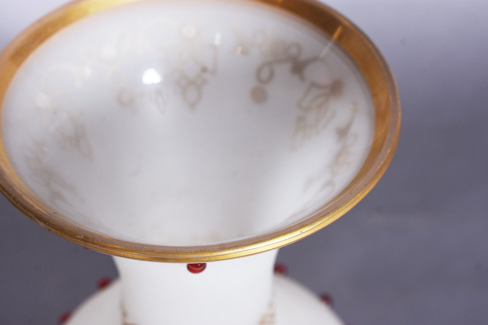 Vaso de cristal opalinado branco com perolado rubi e frisos dourados. - foto 5 de 6