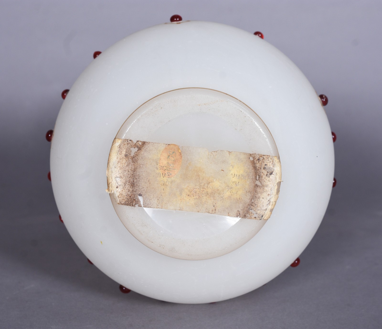 Vaso de cristal opalinado branco com perolado rubi e frisos dourados. - foto 6 de 6