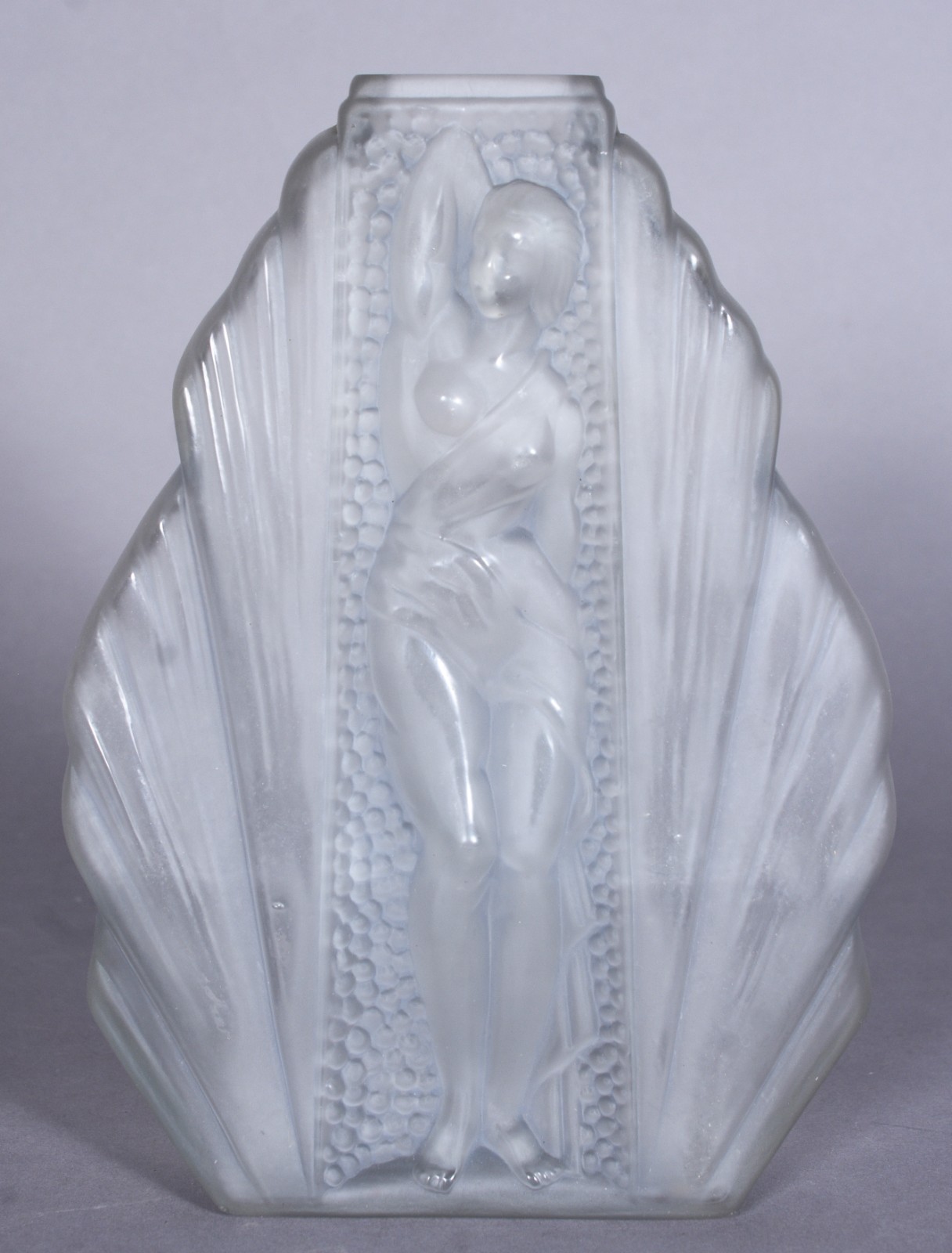 Vaso estilo Art Deco de vidro francês decorado com figura feminina em... - foto 2 de 8