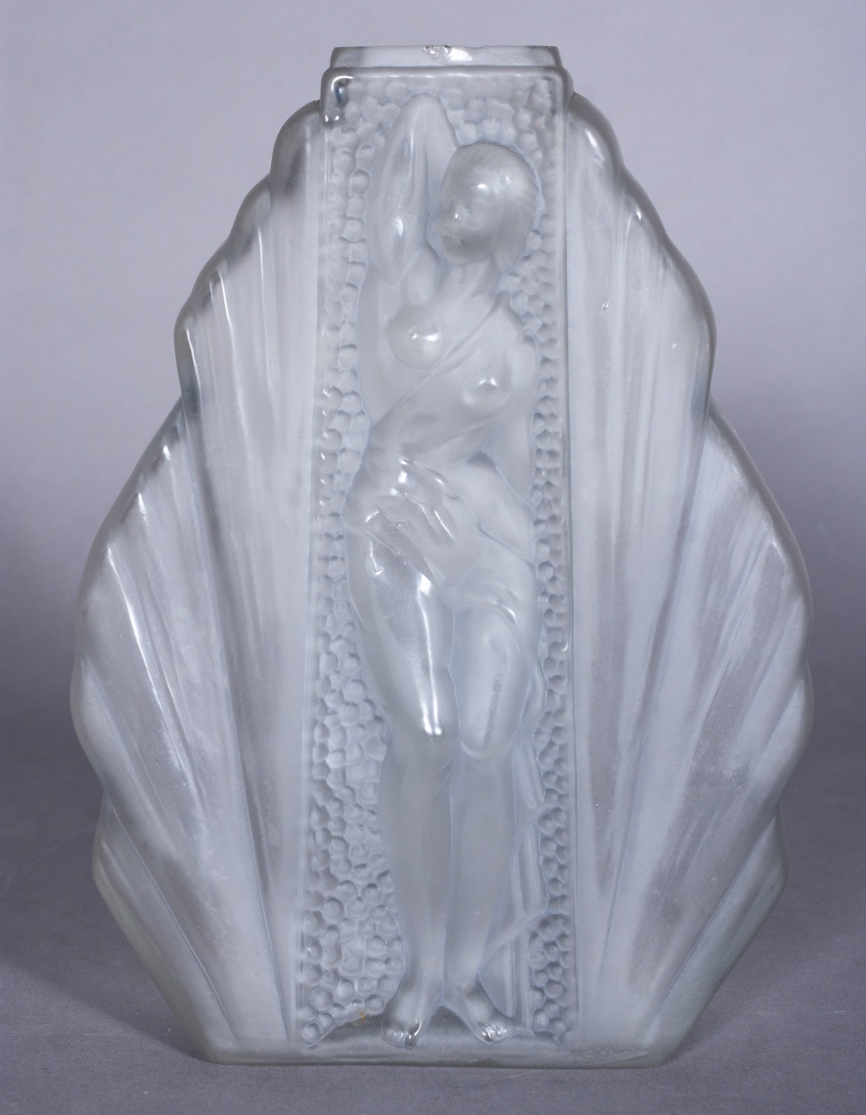 Vaso estilo Art Deco de vidro francês decorado com figura feminina em... - foto 3 de 8