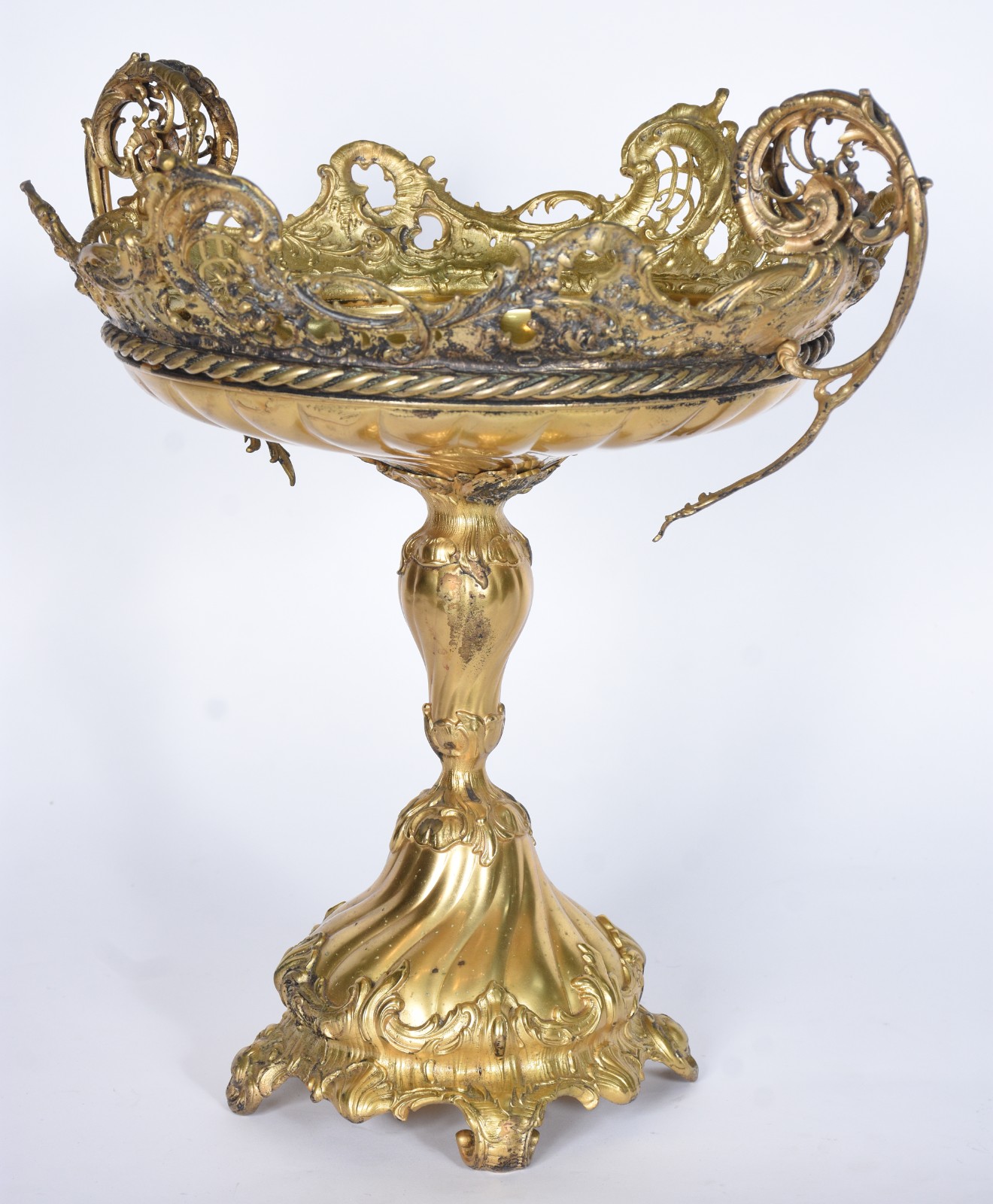 Fruteira de metal dourado com gomos retorcidos e borda com flores e... - foto 3 de 10