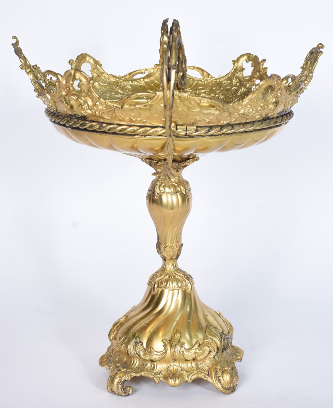 Fruteira de metal dourado com gomos retorcidos e borda com flores e... - foto 2 de 10
