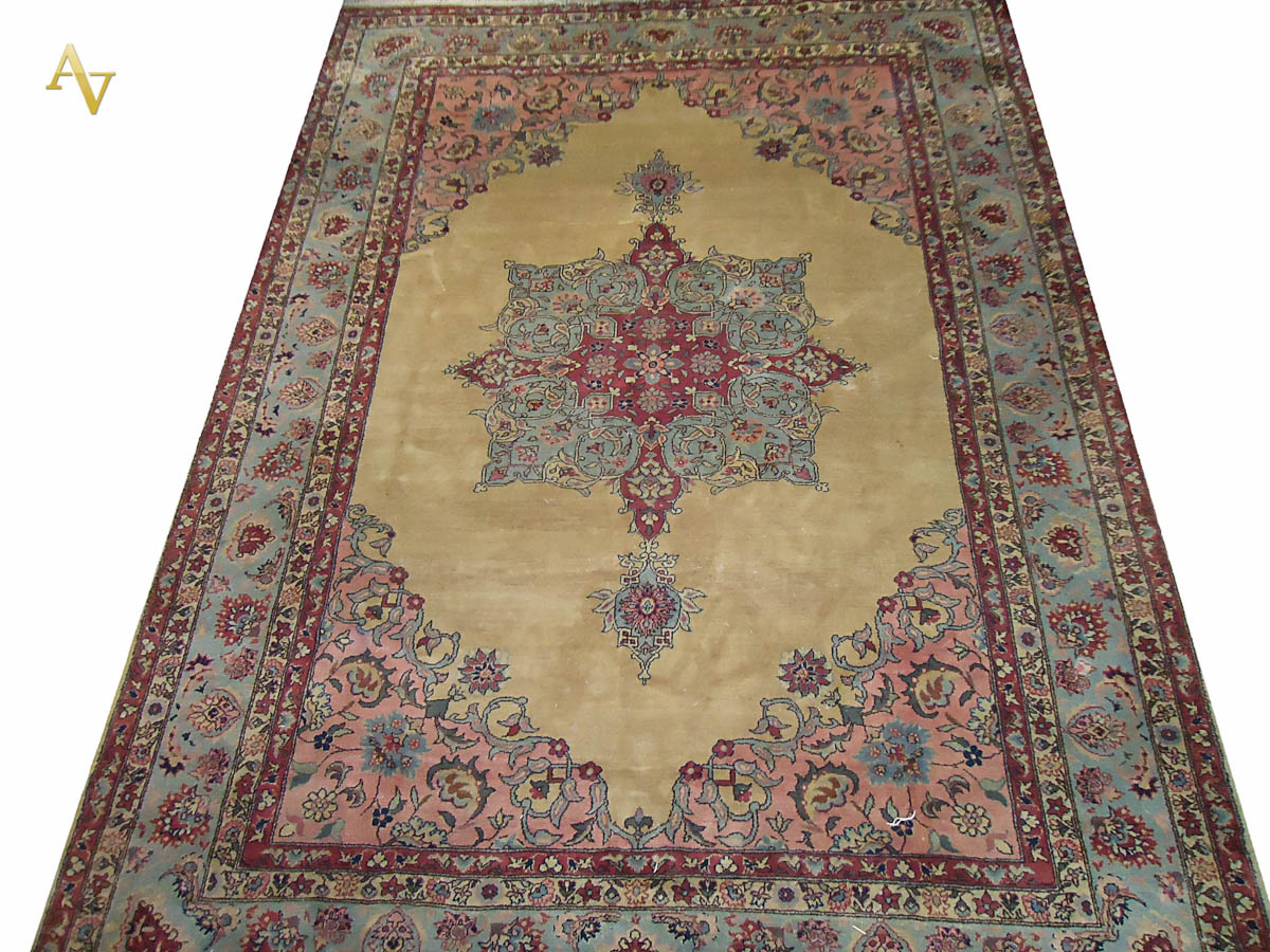 Tapete Tabriz romeno. Med. 3.63 x 2.65 m.