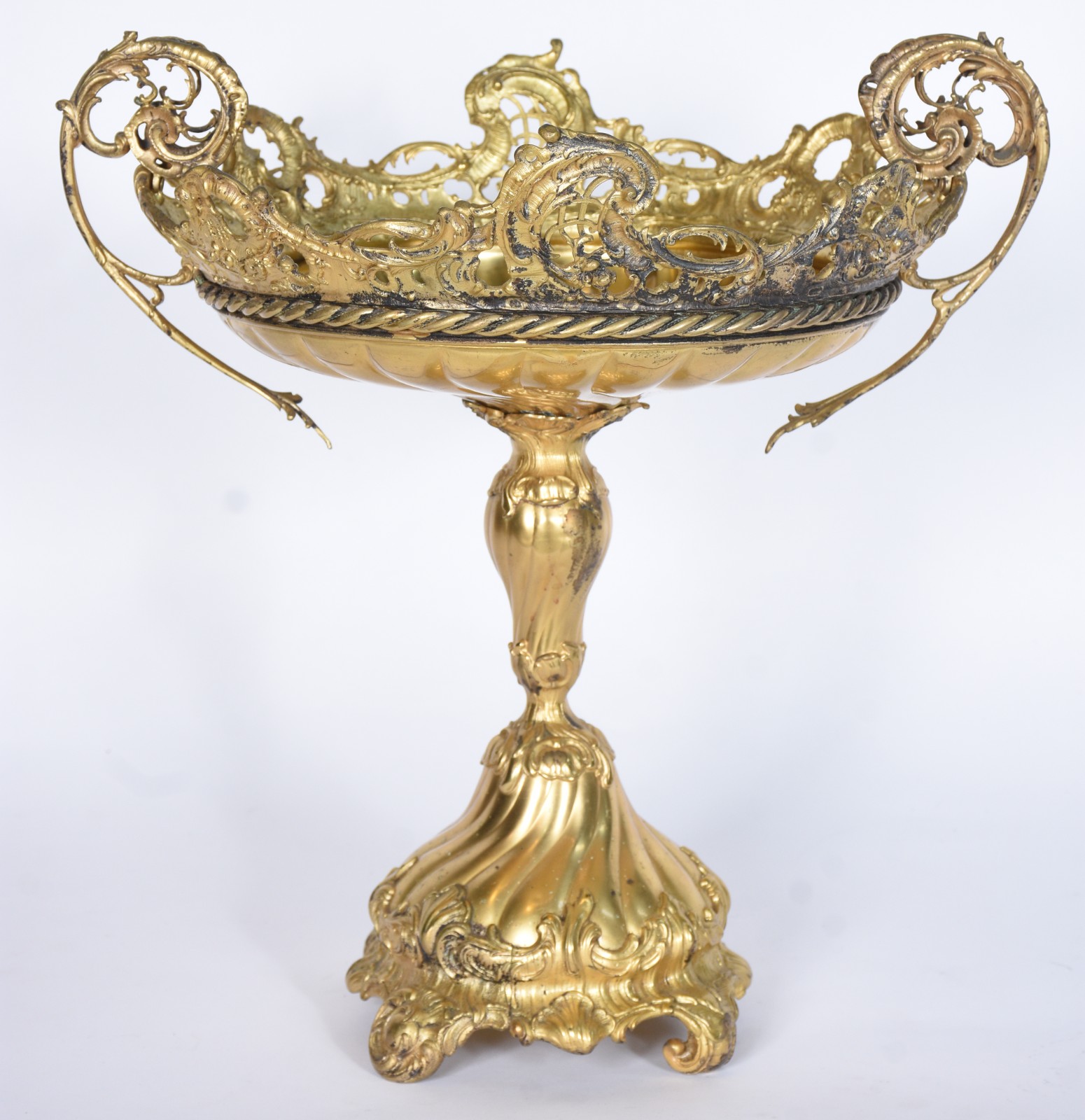Fruteira de metal dourado com gomos retorcidos e borda com flores e... - foto 1 de 10