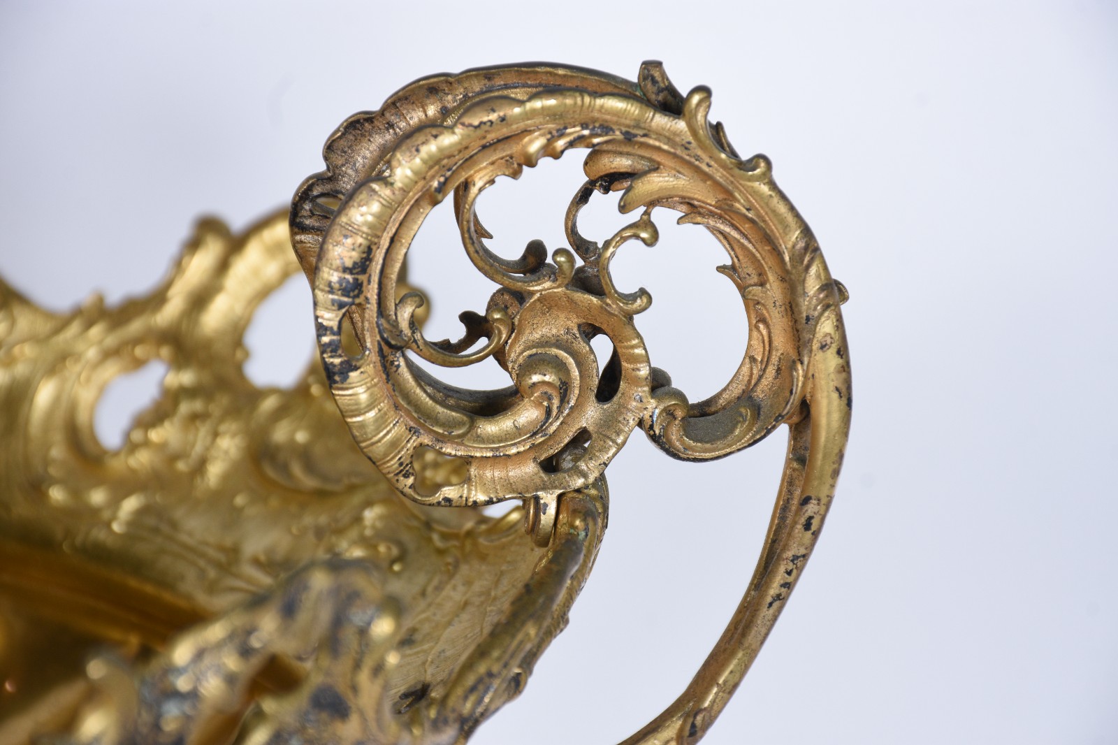 Fruteira de metal dourado com gomos retorcidos e borda com flores e... - foto 4 de 10