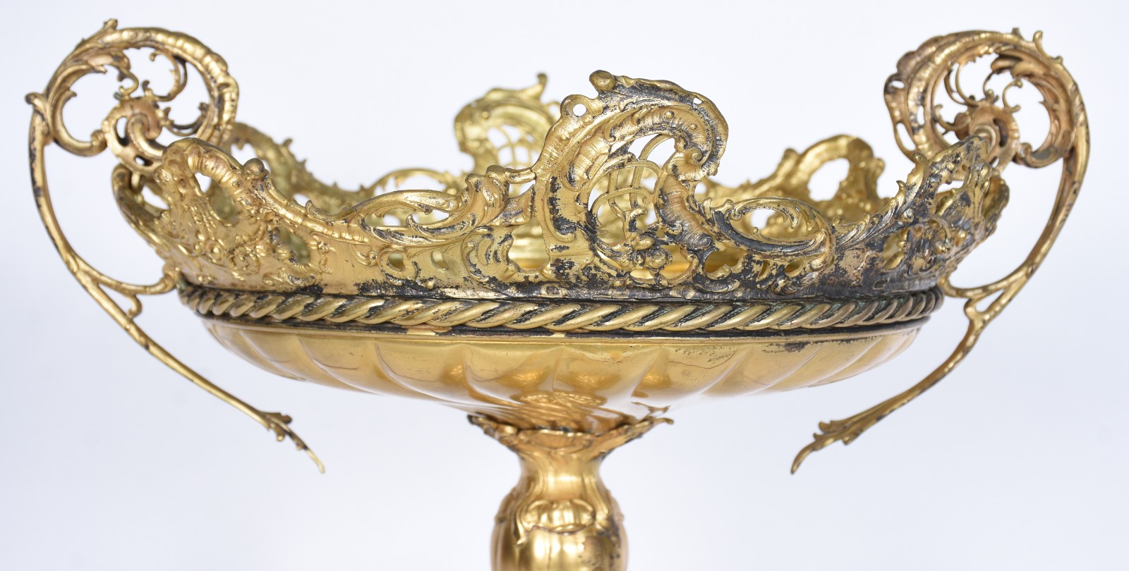 Fruteira de metal dourado com gomos retorcidos e borda com flores e... - foto 5 de 10