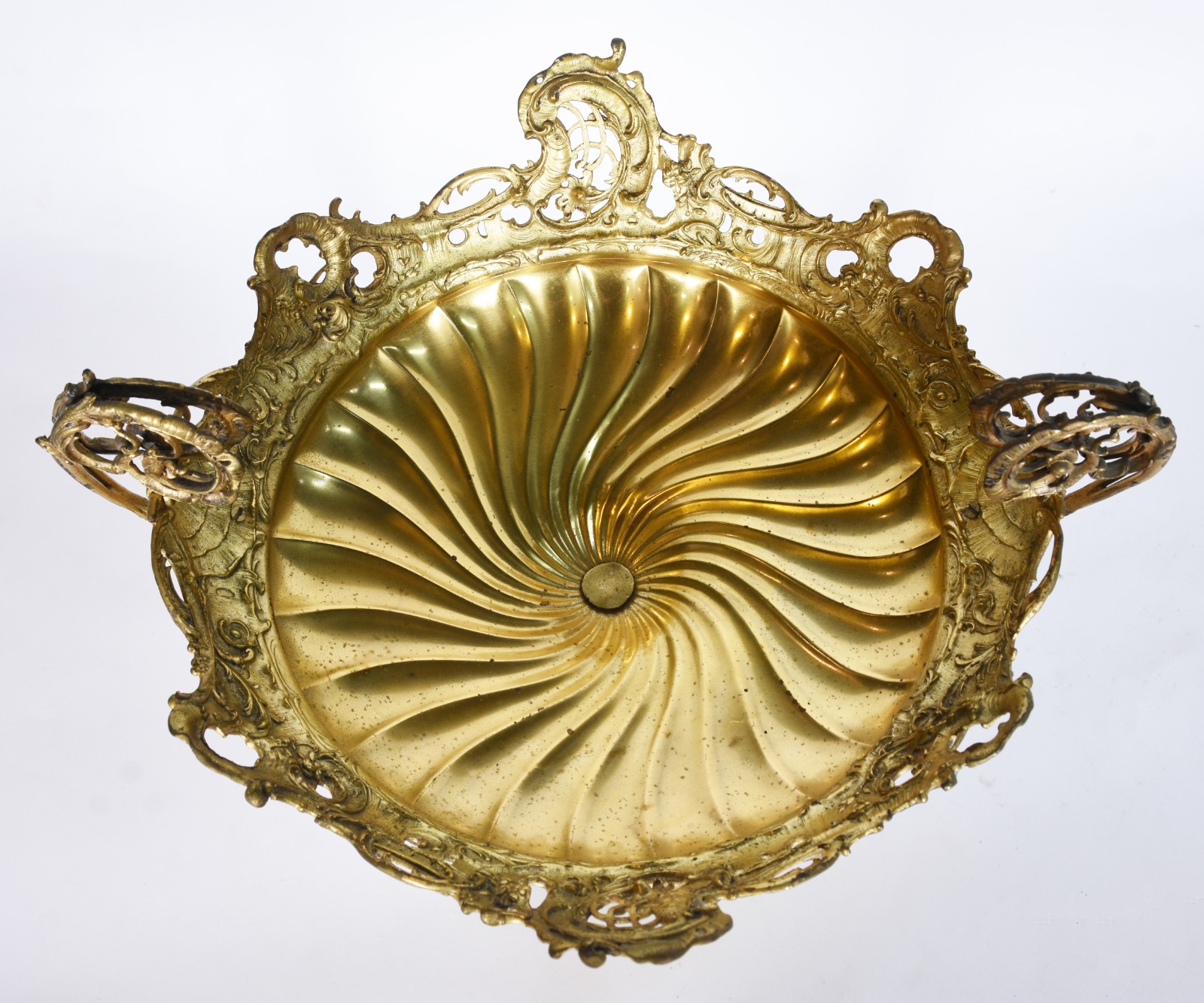 Fruteira de metal dourado com gomos retorcidos e borda com flores e... - foto 6 de 10